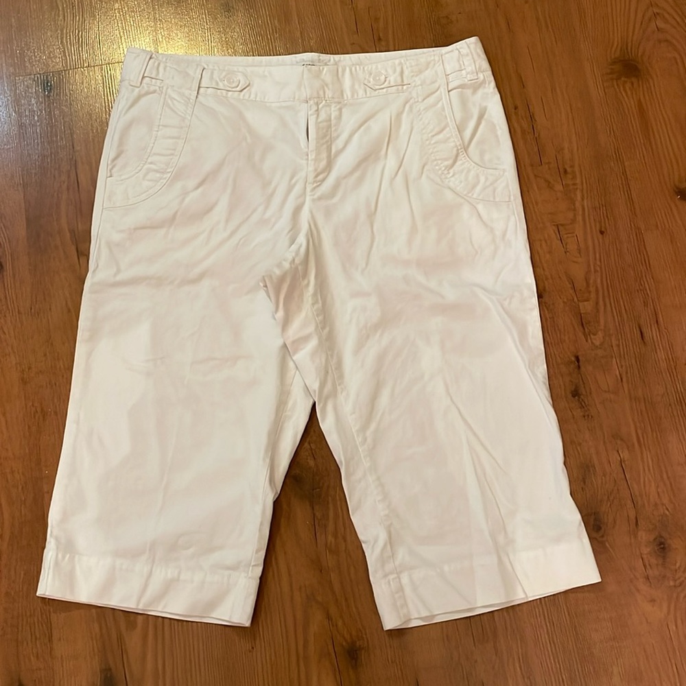 Dockers white mid rise curvy capris.